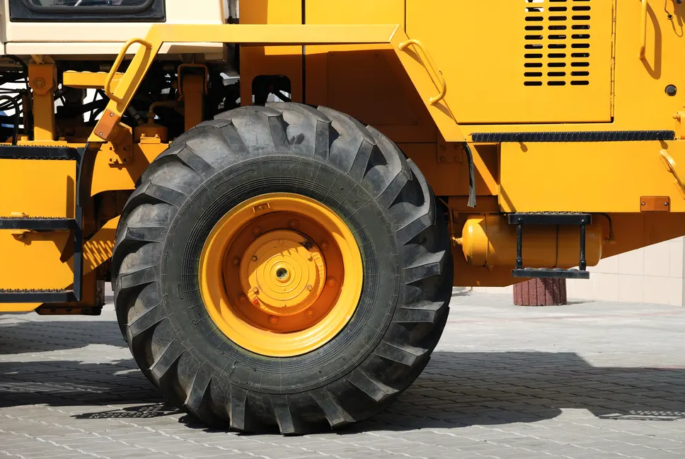Neumático de tractor agrícola amarillo